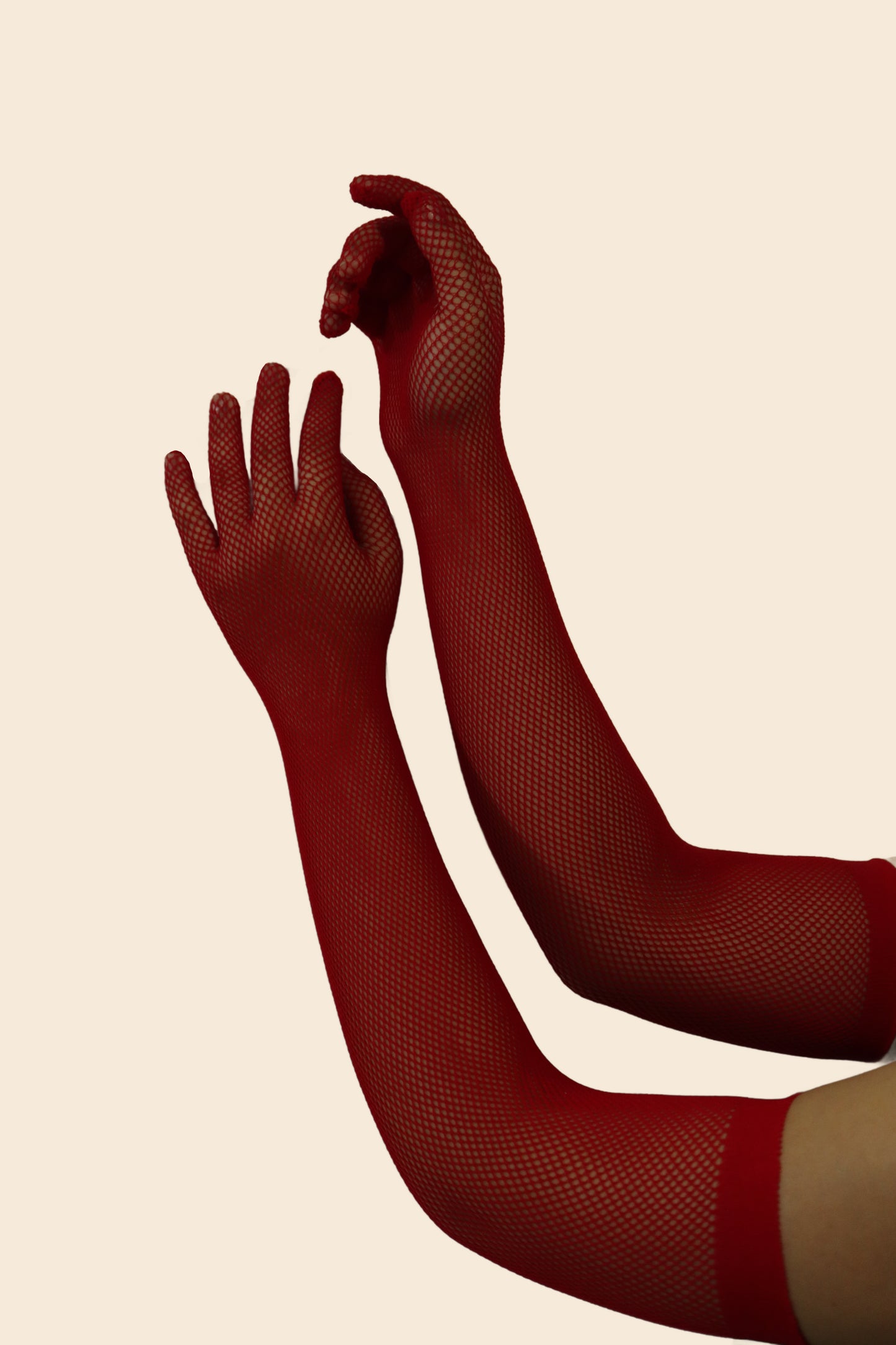 Detalle de los guantes largos y las medias de malla color rojo del conjunto de lencería - Lunatik