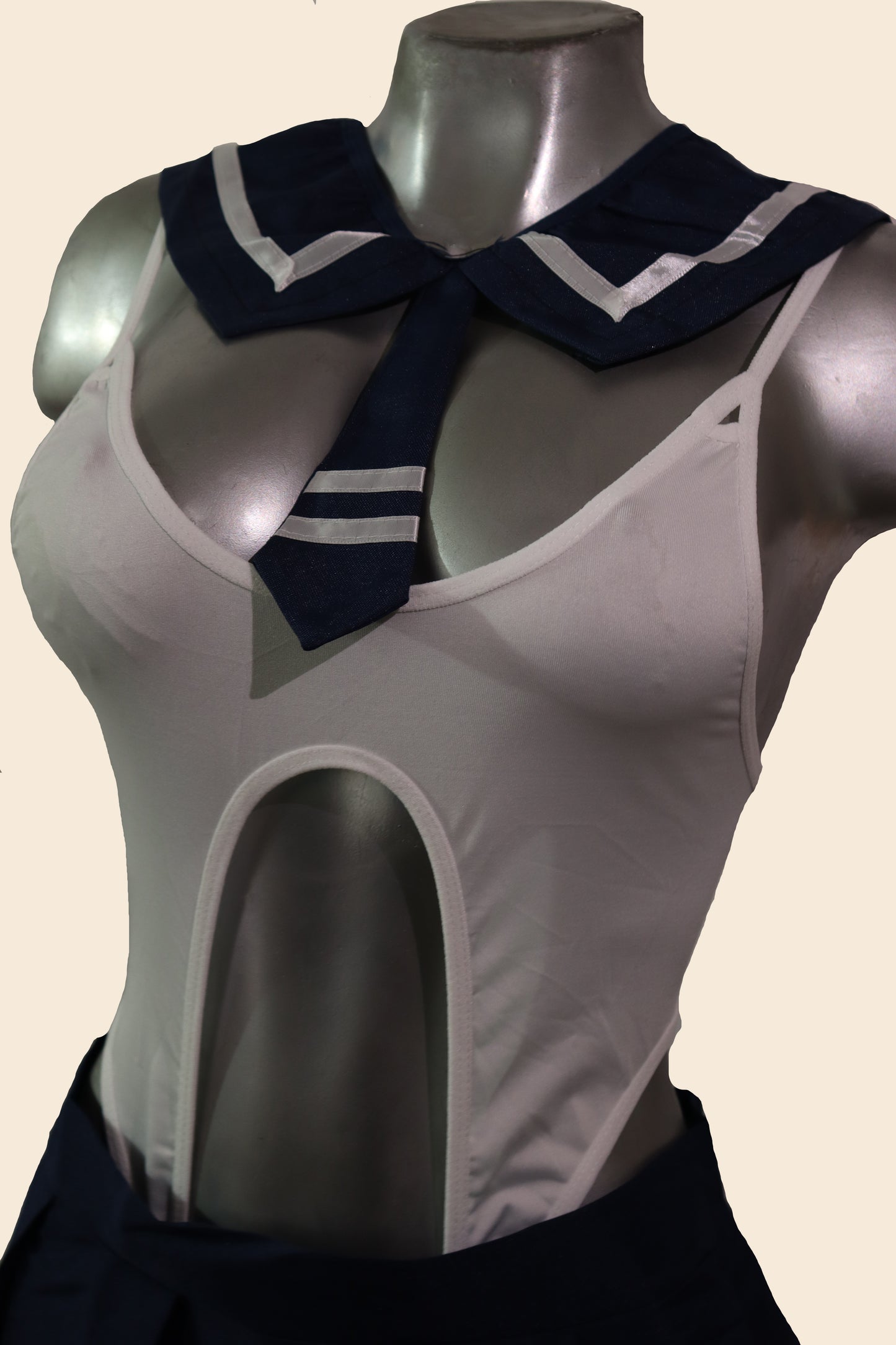 Detalle del cuello marinero y la corbata del disfraz de colegiala tipo lencería, blanco y azul - Lunatik