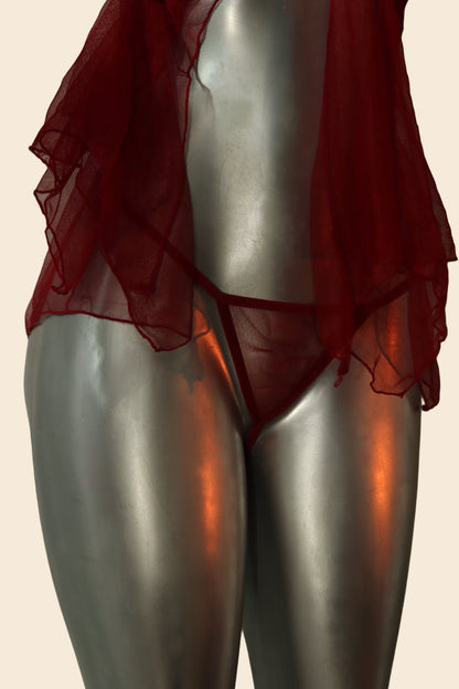 Detalle de la tanga y la caída del tul del babydoll con encaje de rosas, color rojo carmesí - Lunatik