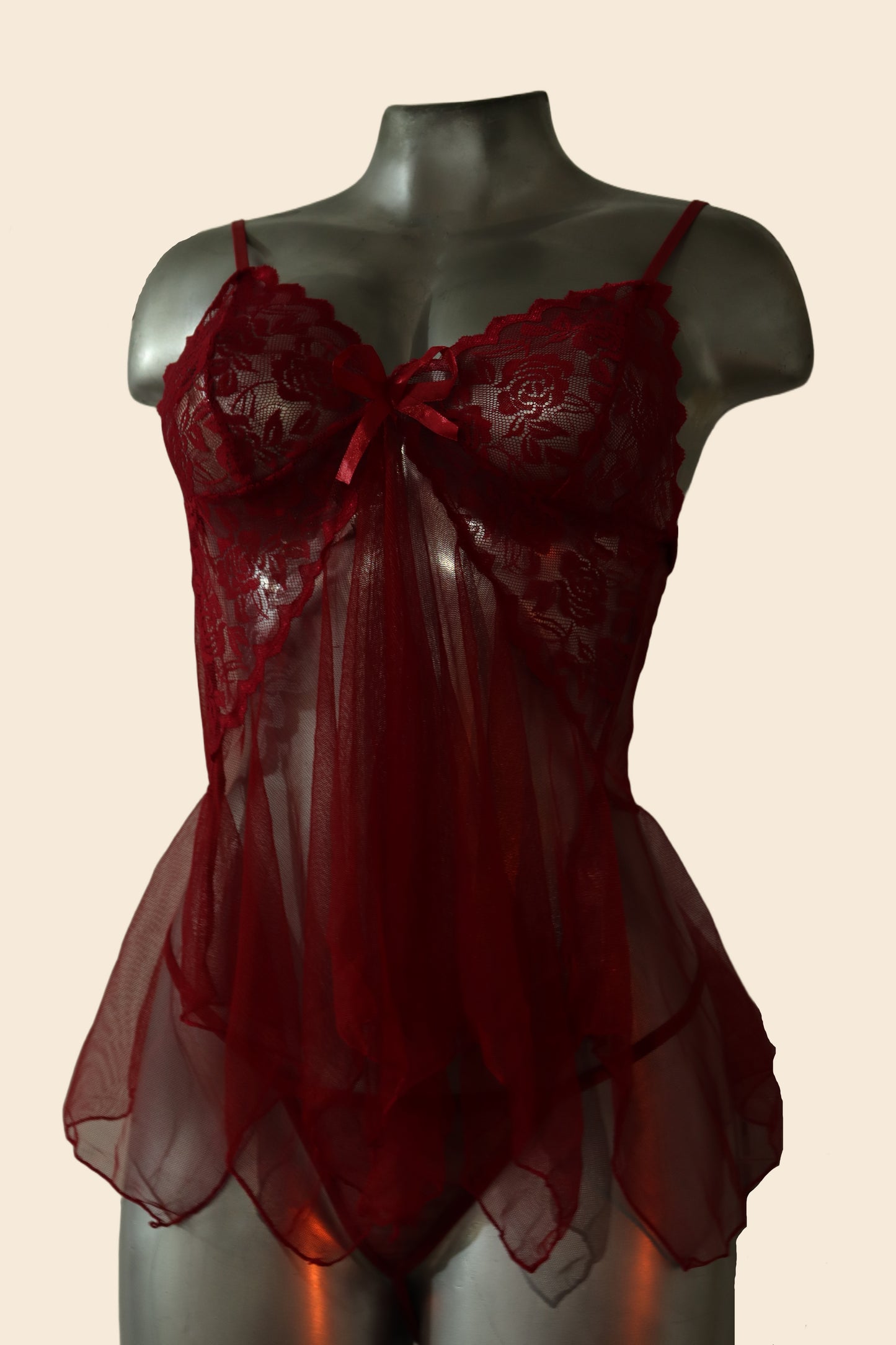 Babydoll de tul con encaje de rosas y tanga a juego, color rojo carmesí, vista frontal - Lunatik