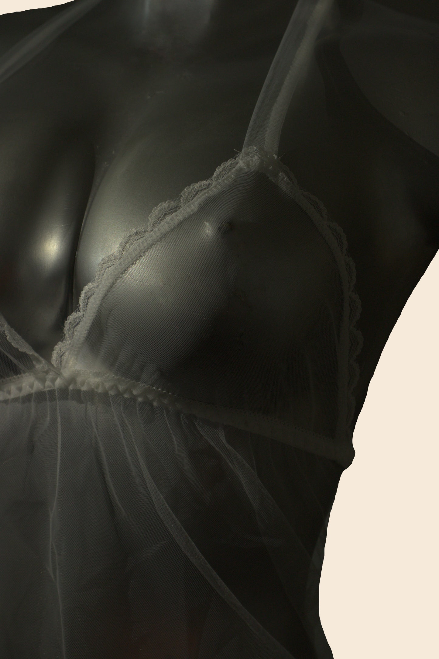 Detalle del escote y acabado del tul en el babydoll de lencería, color transparente - Lunatik