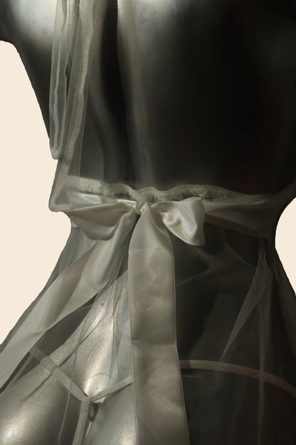 Detalle del moño en la espalda del babydoll de tul semitransparente, color transparente - Lunatik