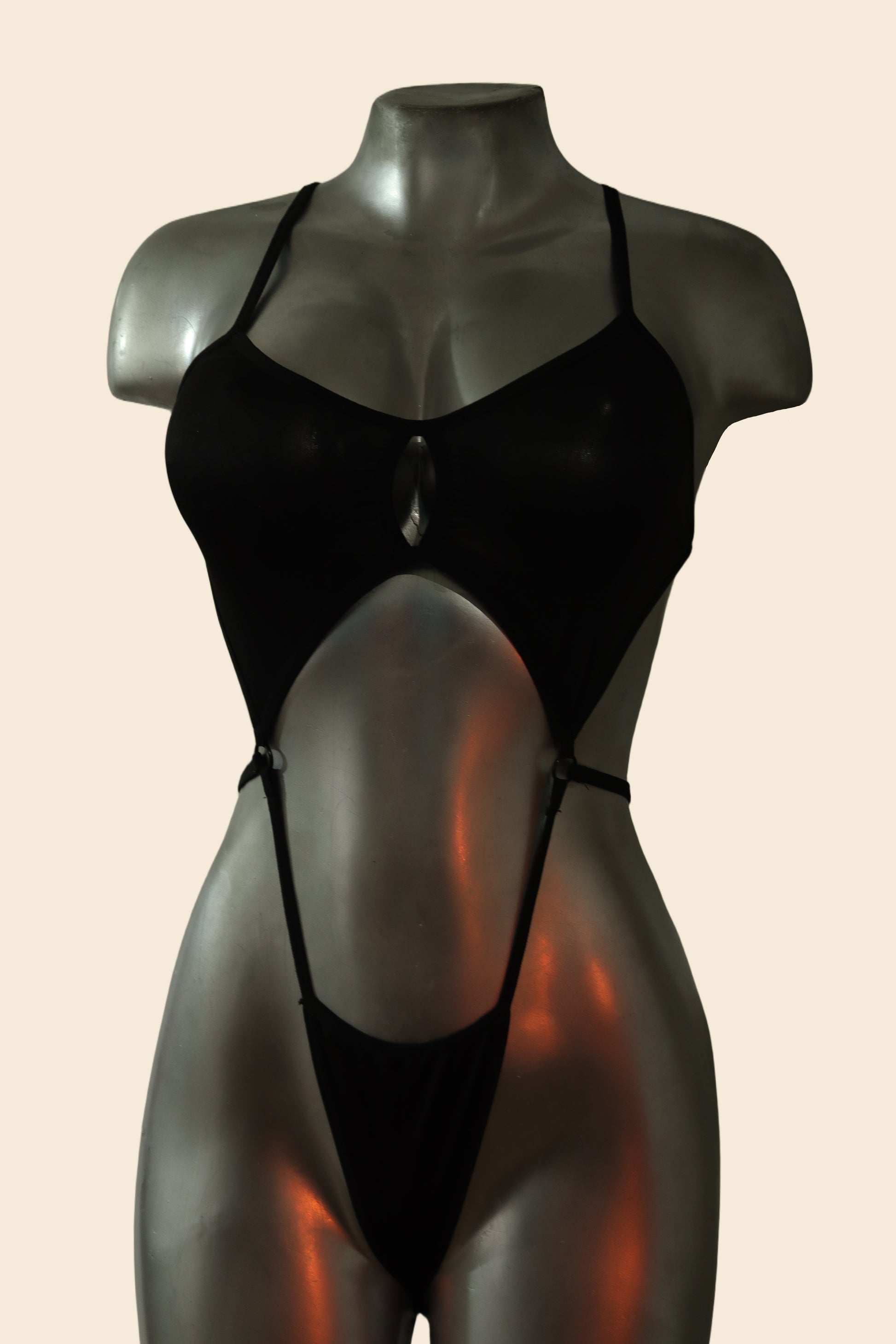 Body negro de lencería con abertura frontal y tiras cruzadas, vista frontal - Lunatik