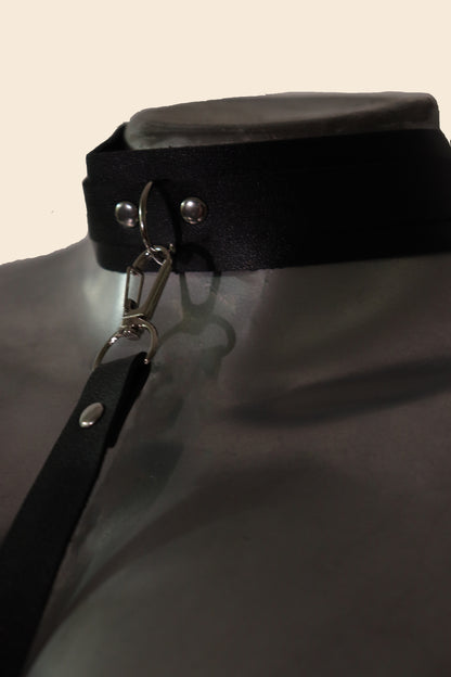 Primer plano del aro metálico en collar de sumisión negro - Lunatik