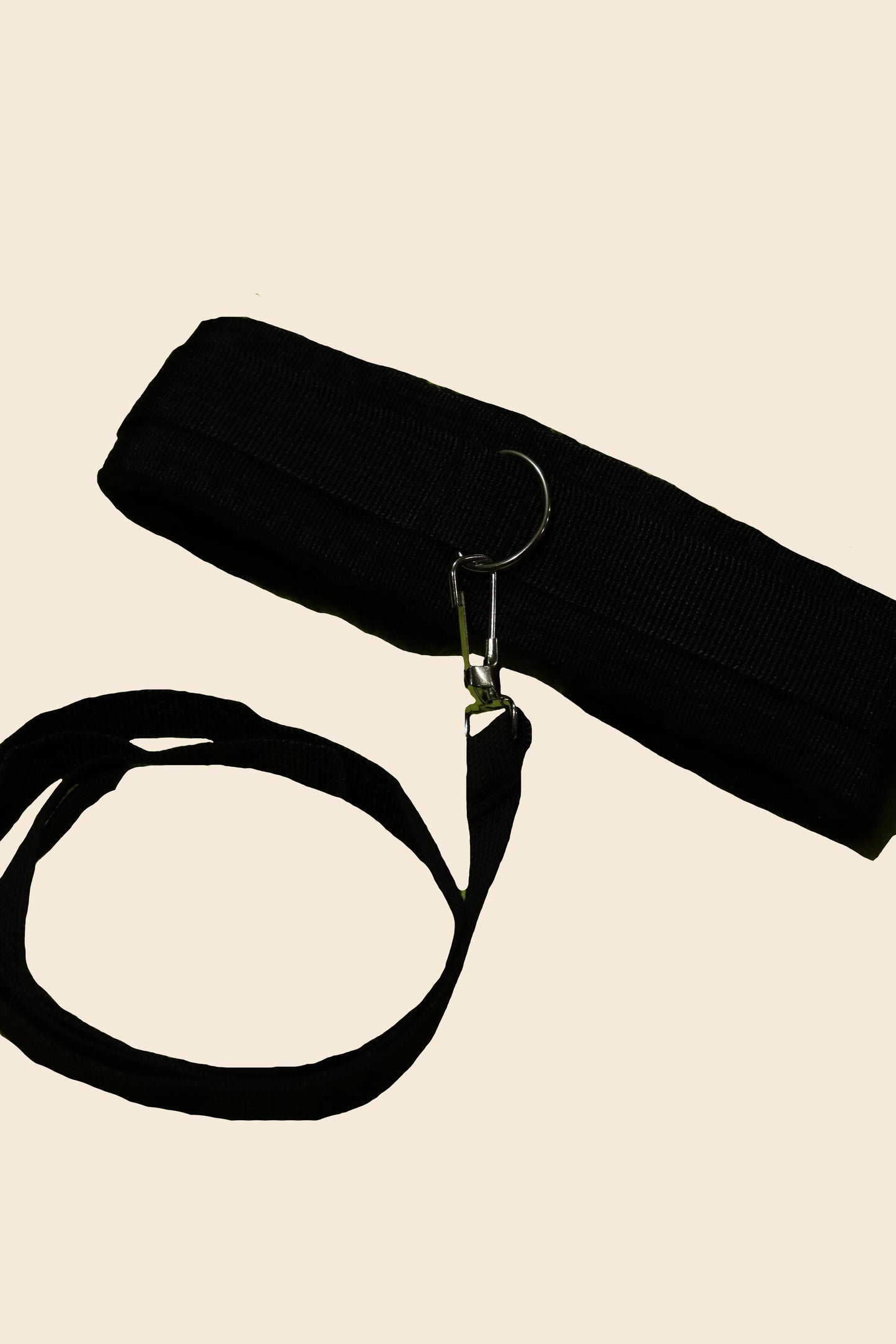 Collar de sumisión en peluche con correa y argolla metálica, color negro - Lunatik