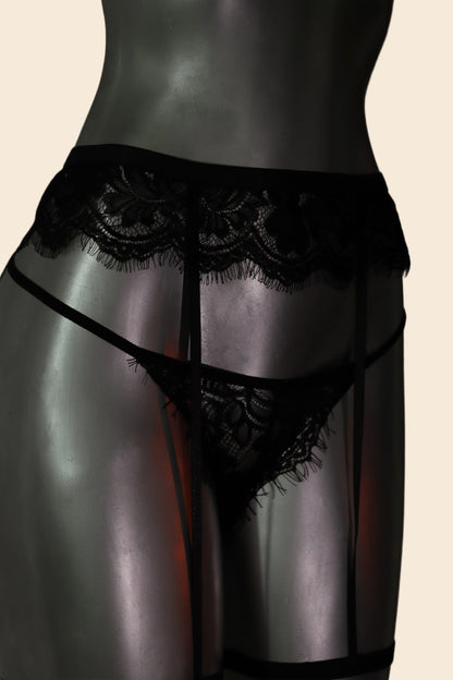 Detalle del liguero de encaje y la tanga del conjunto de lencería, color negro - Lunatik