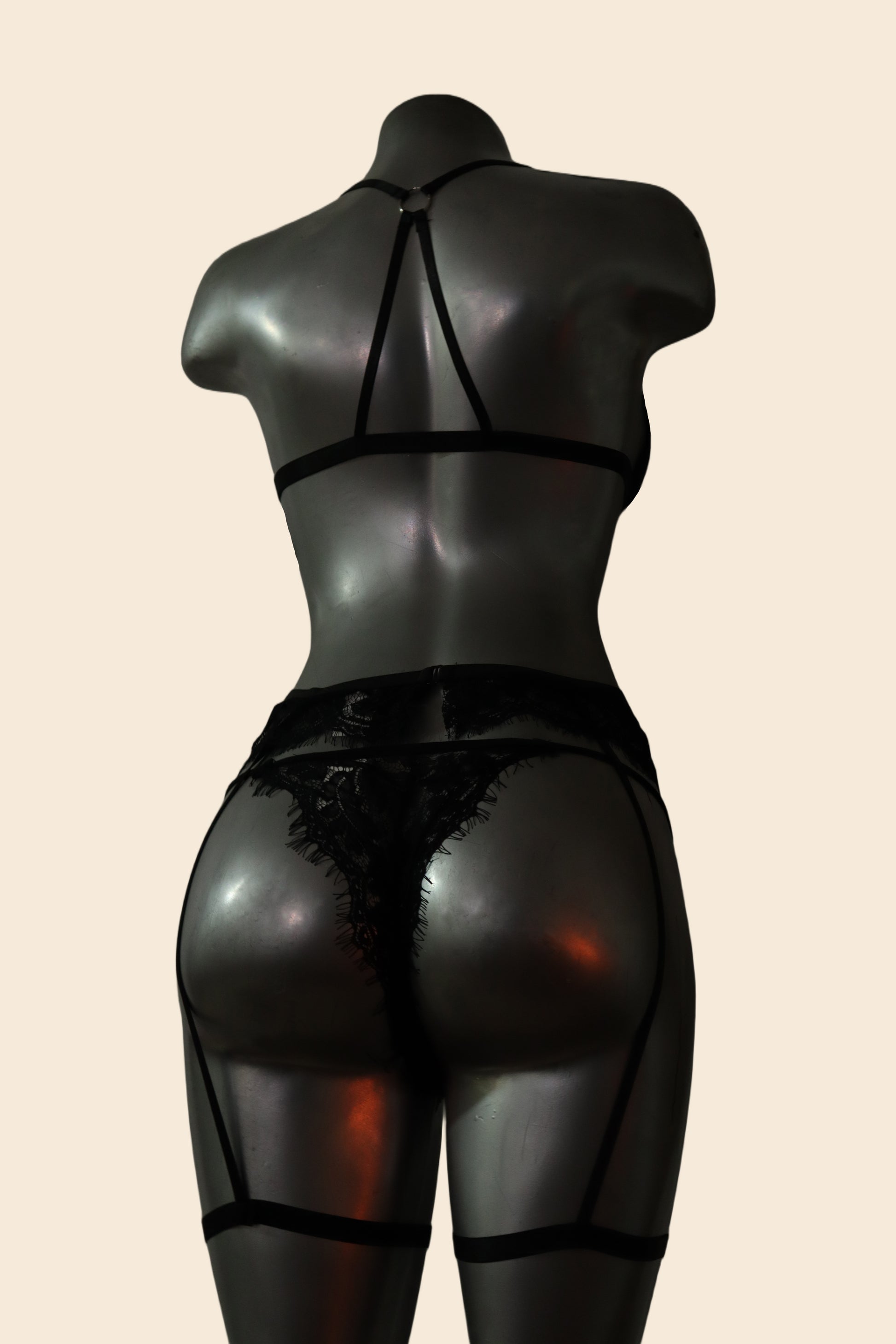 Conjunto de lencería de encaje con liguero y tiras, color negro, vista trasera - Lunatik