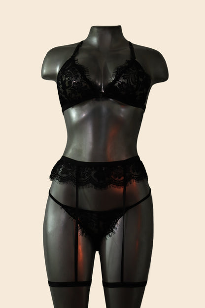 Conjunto de lencería de encaje con liguero y tiras, color negro, vista frontal - Lunatik