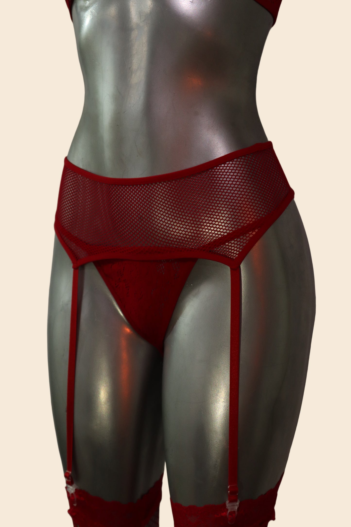 Detalle del liguero en malla y la tanga del conjunto de lencería, color rojo - Lunatik
