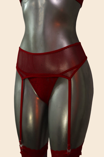 Detalle del liguero en malla y la tanga del conjunto de lencería, color rojo - Lunatik