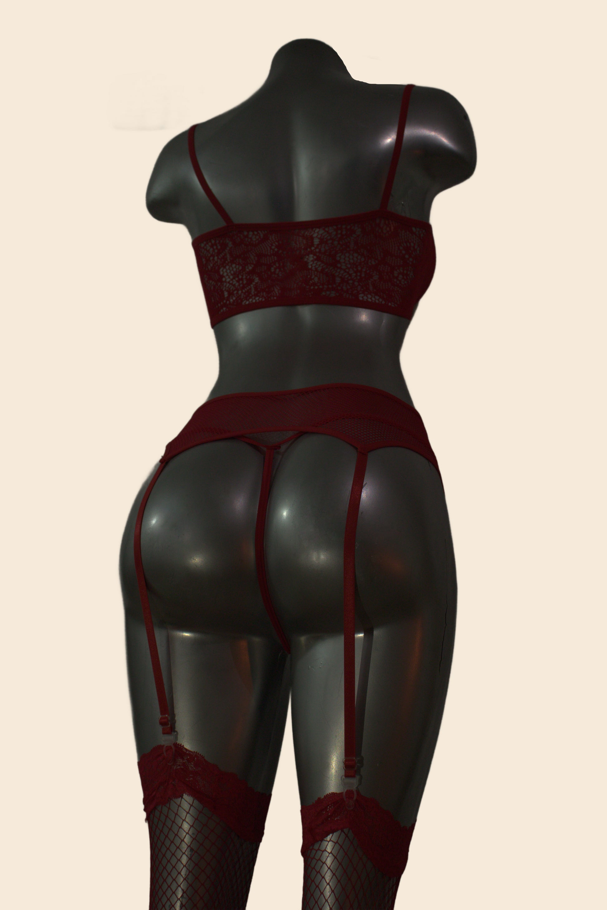 Conjunto de lencería de encaje y malla con liguero, medias y guantes, color rojo, vista trasera - Lunatik