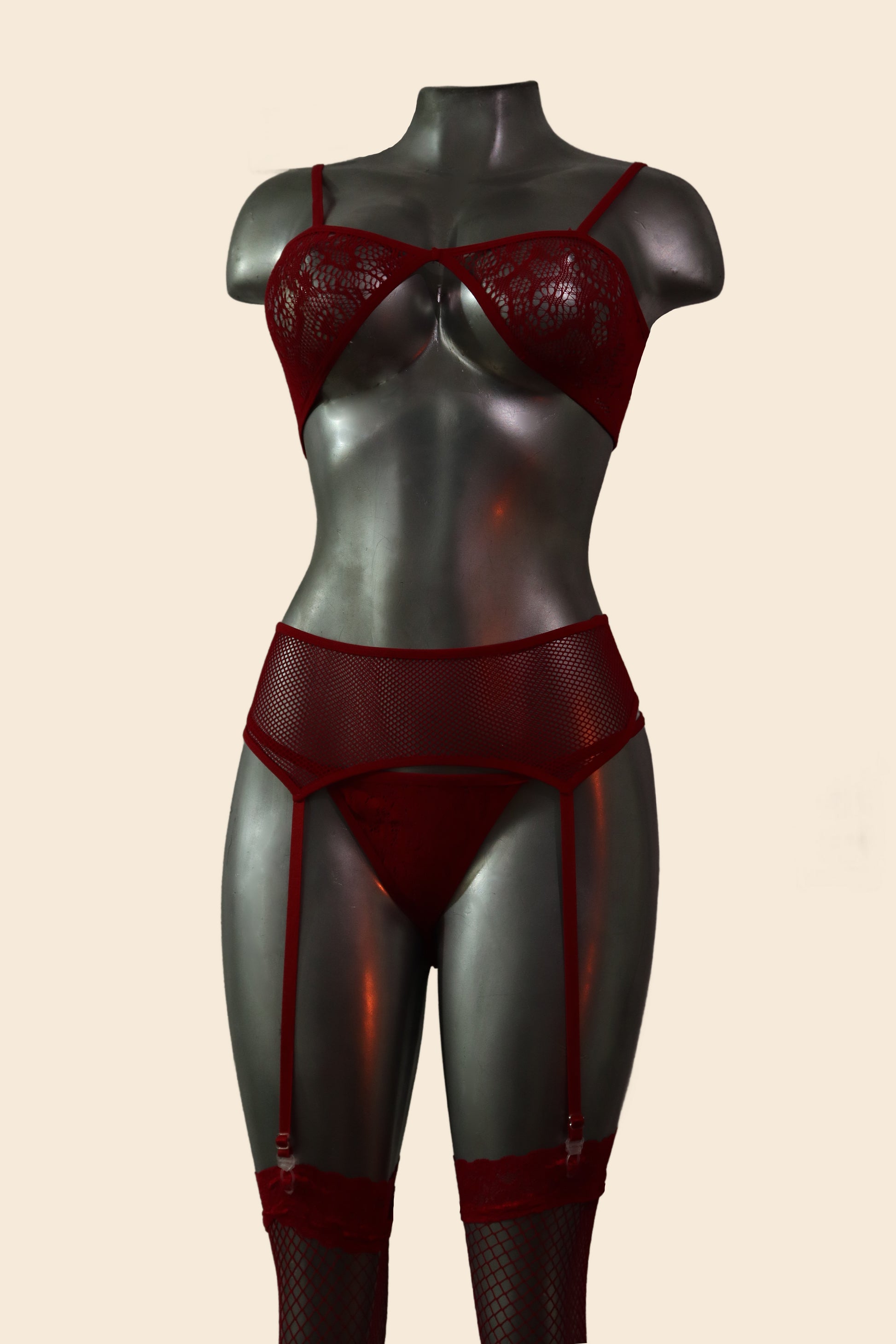 Conjunto de lencería de encaje y malla con liguero, medias y guantes, color rojo, vista frontal - Lunatik