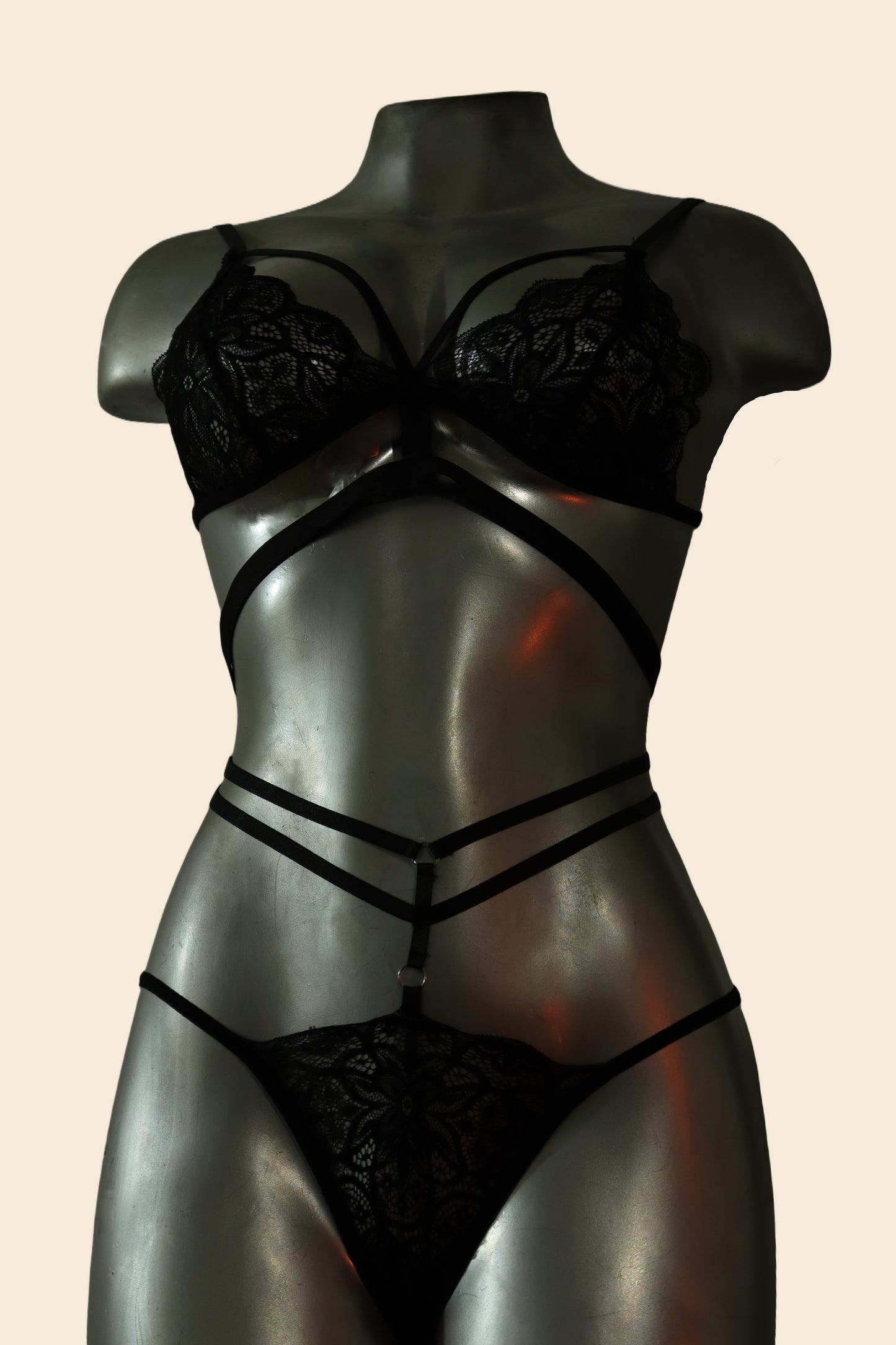 Conjunto de lencería de encaje strappy con tiras tipo arnés, color negro, vista frontal (bra y tanga) - Lunatik