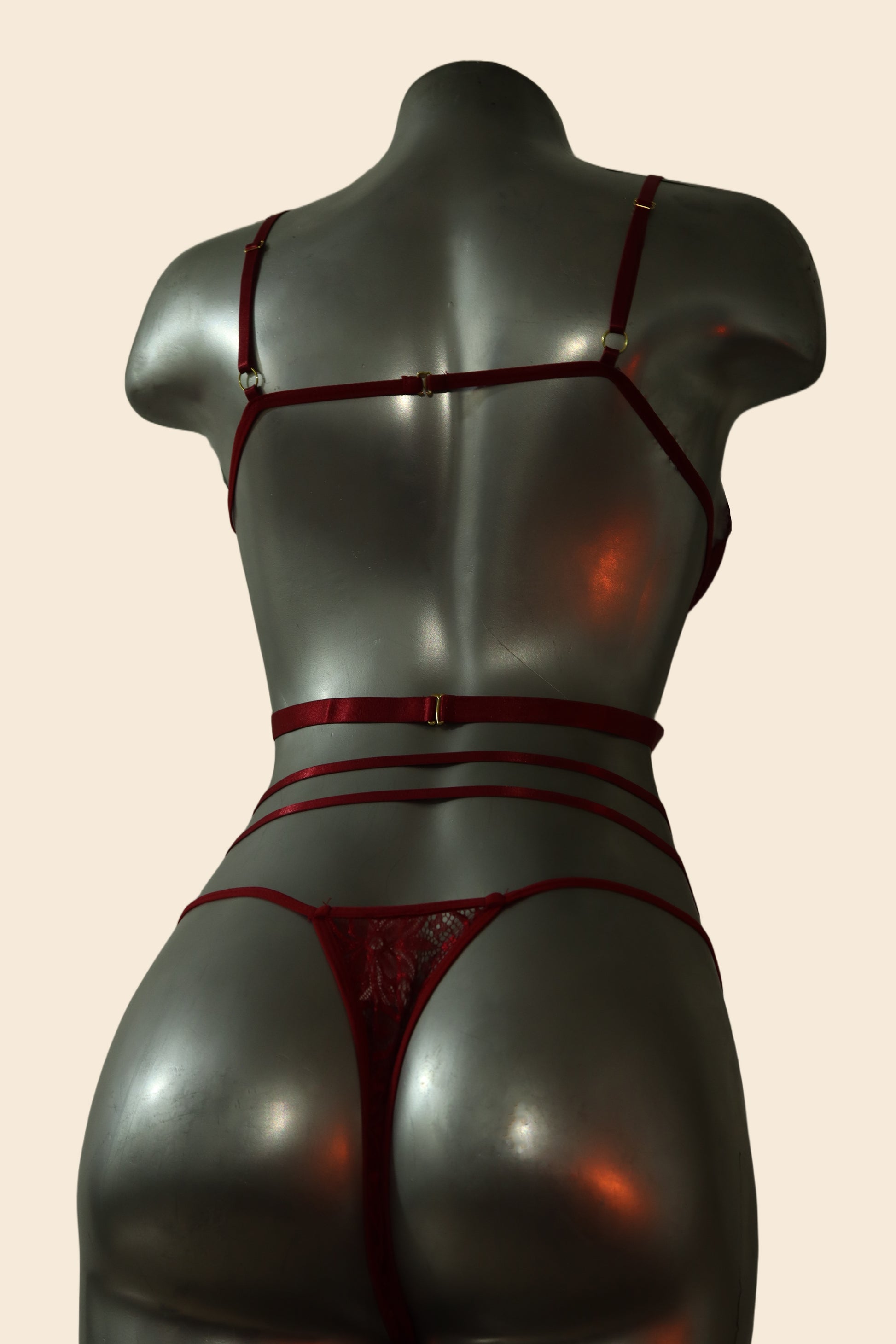 Conjunto de lencería de encaje strappy con tiras tipo arnés, color rojo carmesí, vista trasera - Lunatik