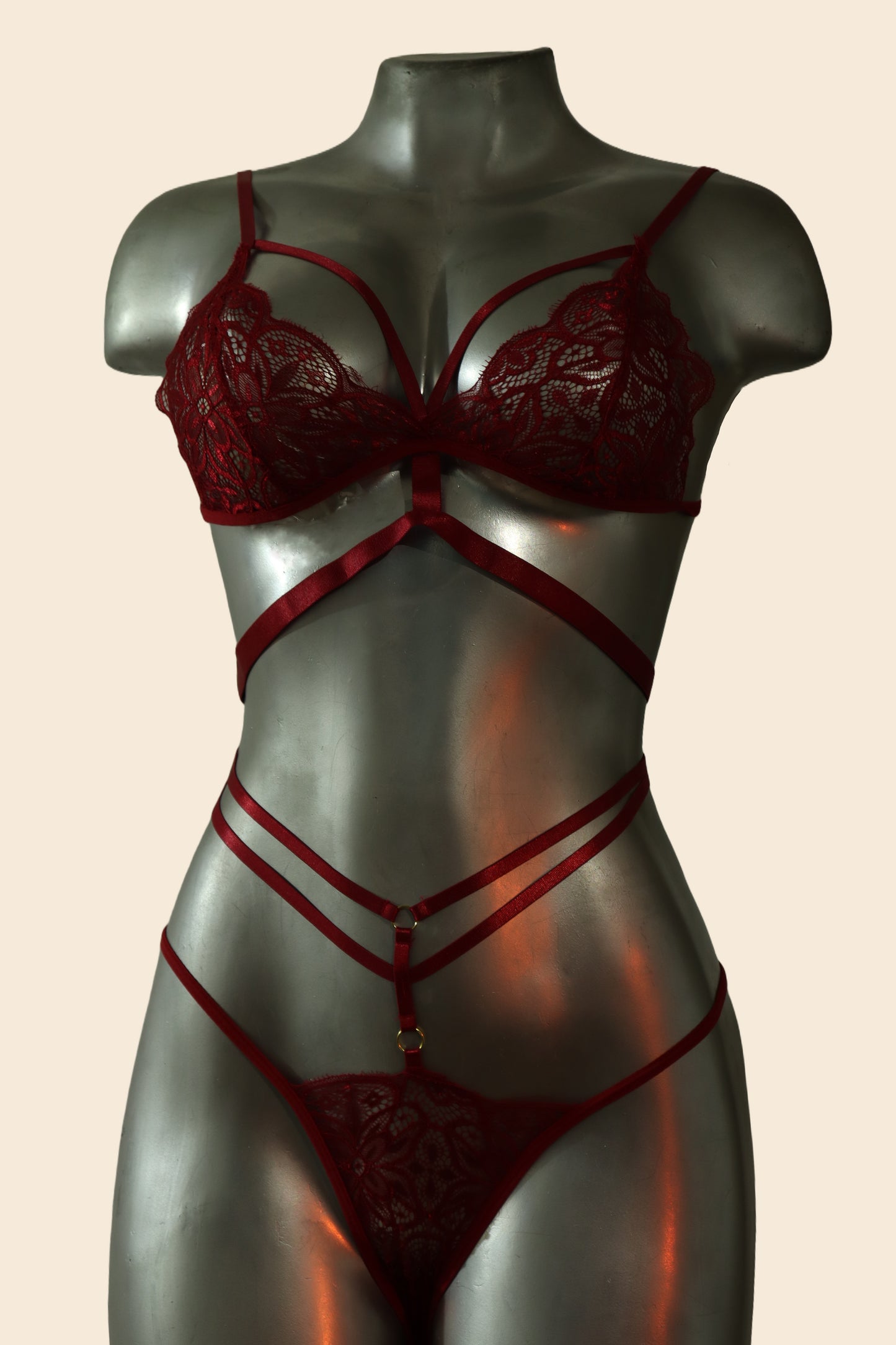 Conjunto de lencería de encaje strappy con tiras tipo arnés, color rojo carmesí, vista frontal (bra y tanga) - Lunatik