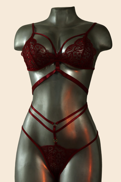 Conjunto de lencería de encaje strappy con tiras tipo arnés, color rojo carmesí, vista frontal (bra y tanga) - Lunatik