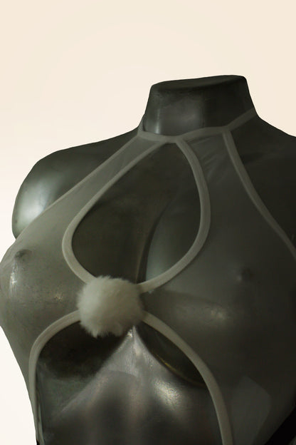 Detalle del escote y acabado en malla del disfraz de coneja tipo lencería, color transparente - Lunatik