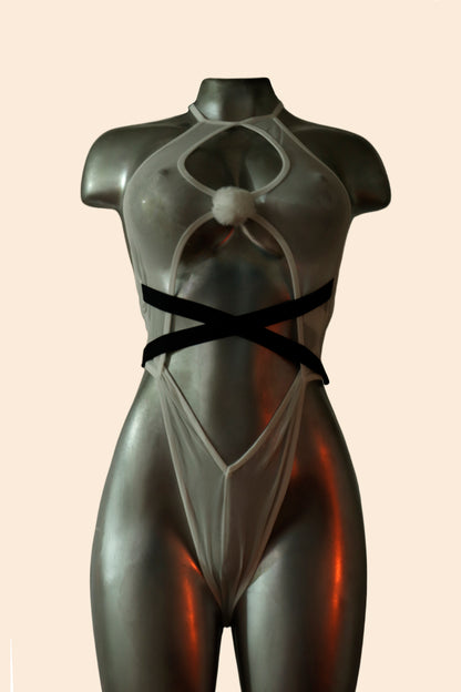 Disfraz de coneja tipo lencería en malla transparente con tiras cruzadas, vista frontal - Lunatik