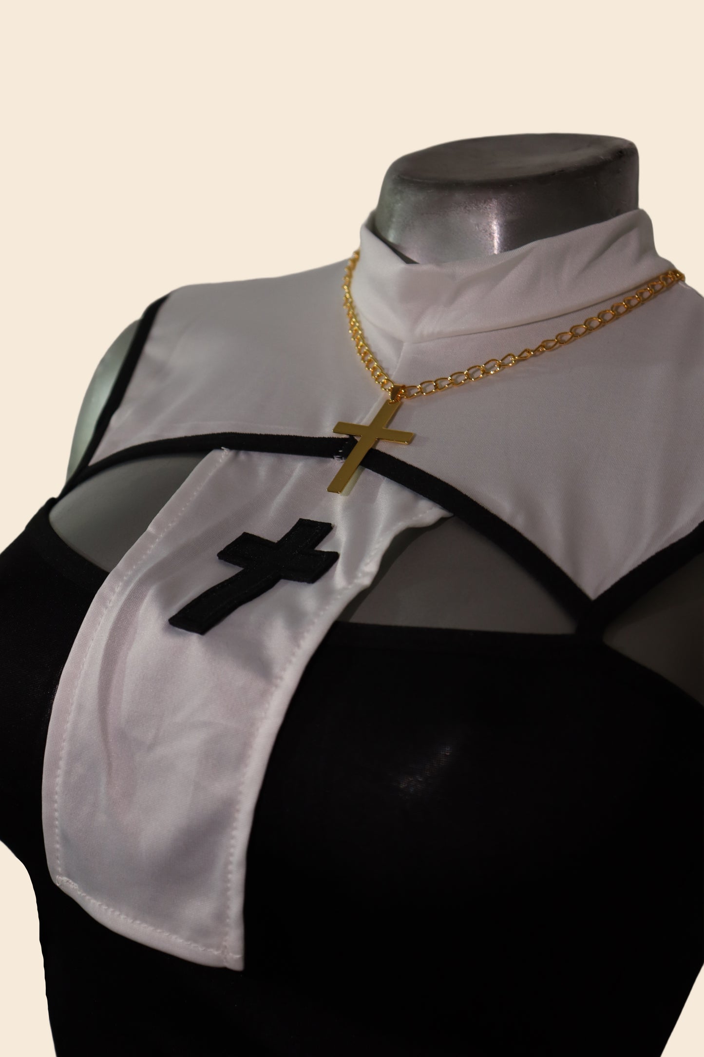 Detalle del cuello, crucifijo y escote del disfraz de monja tipo lencería - Lunatik