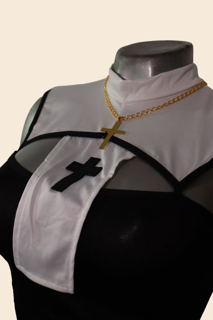 Detalle del cuello, crucifijo y escote del disfraz de monja tipo lencería - Lunatik