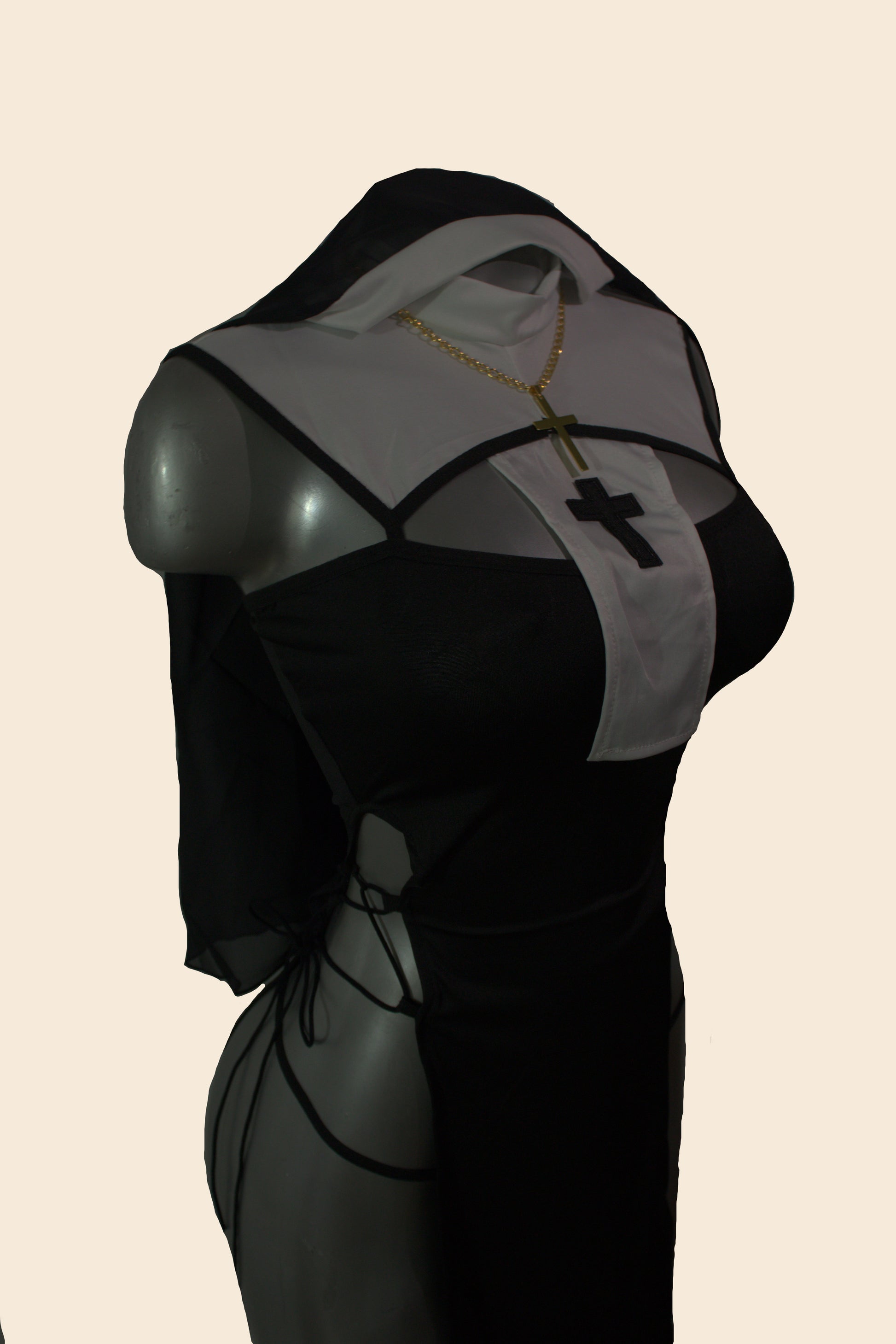 Disfraz de monja tipo lencería con vestido negro y detalles religiosos, vista frontal - Lunatik
