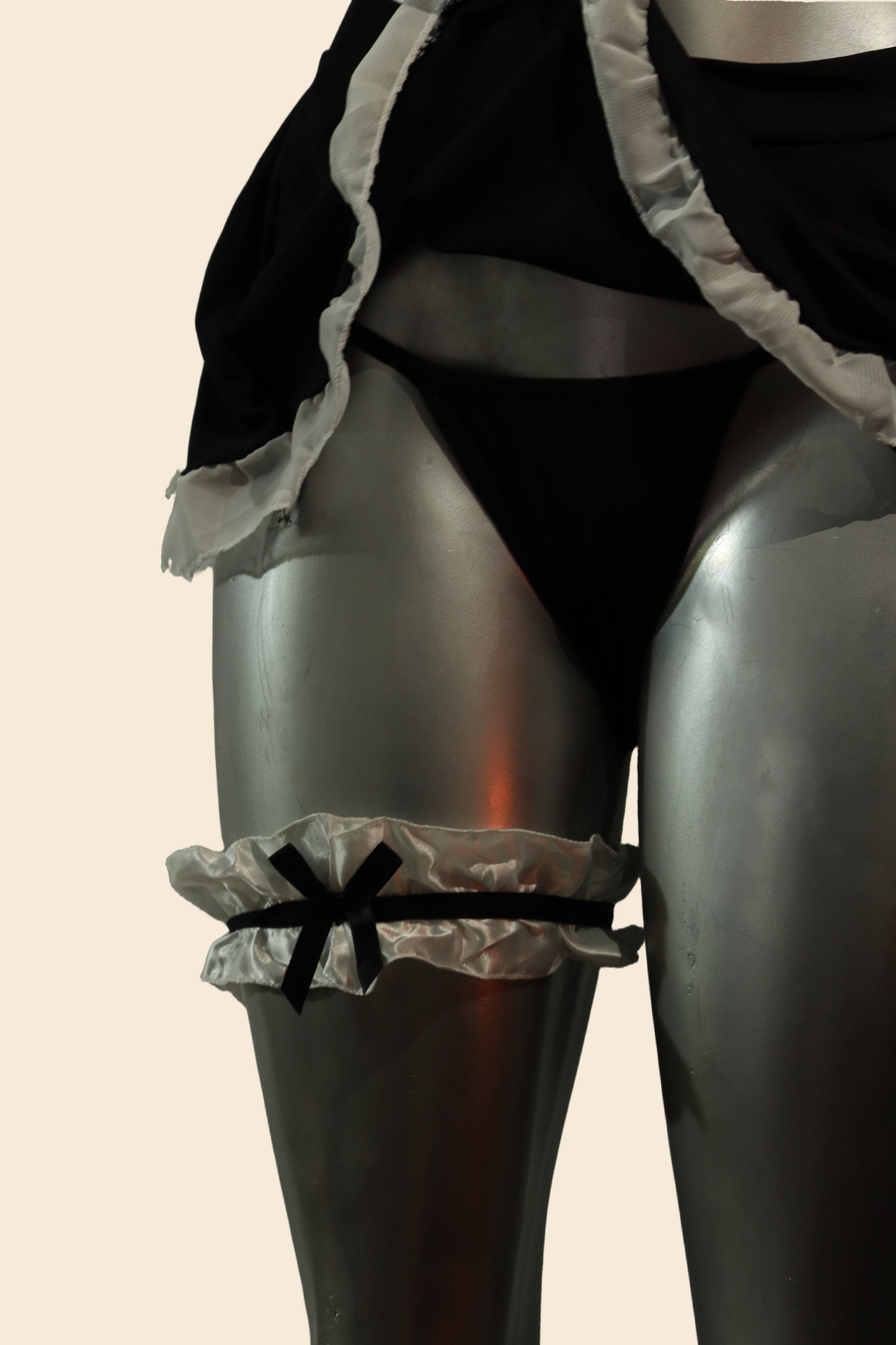 Detalle del panty y accesorio de pierna del disfraz de mucama tipo lencería, color negro - Lunatik