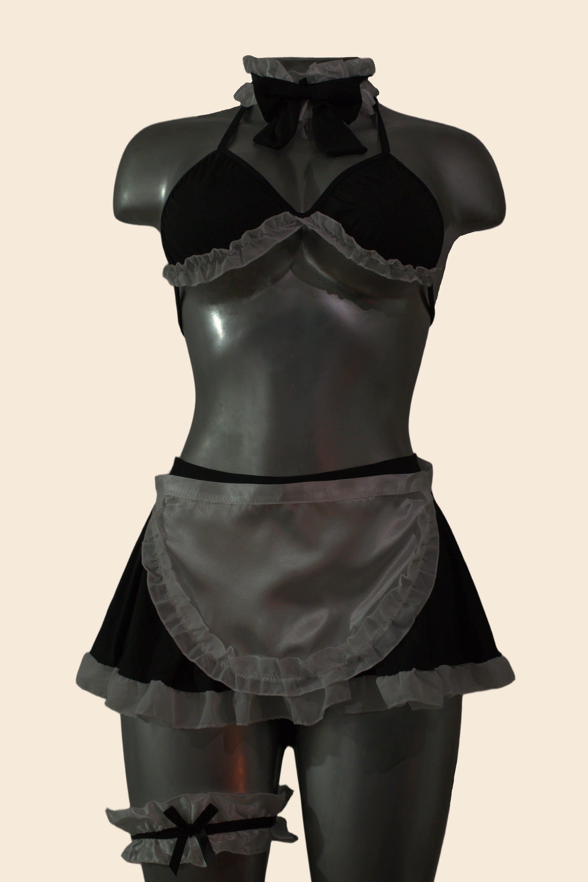 Disfraz de mucama tipo lencería con falda corta y delantal, color negro, vista frontal - Lunatik