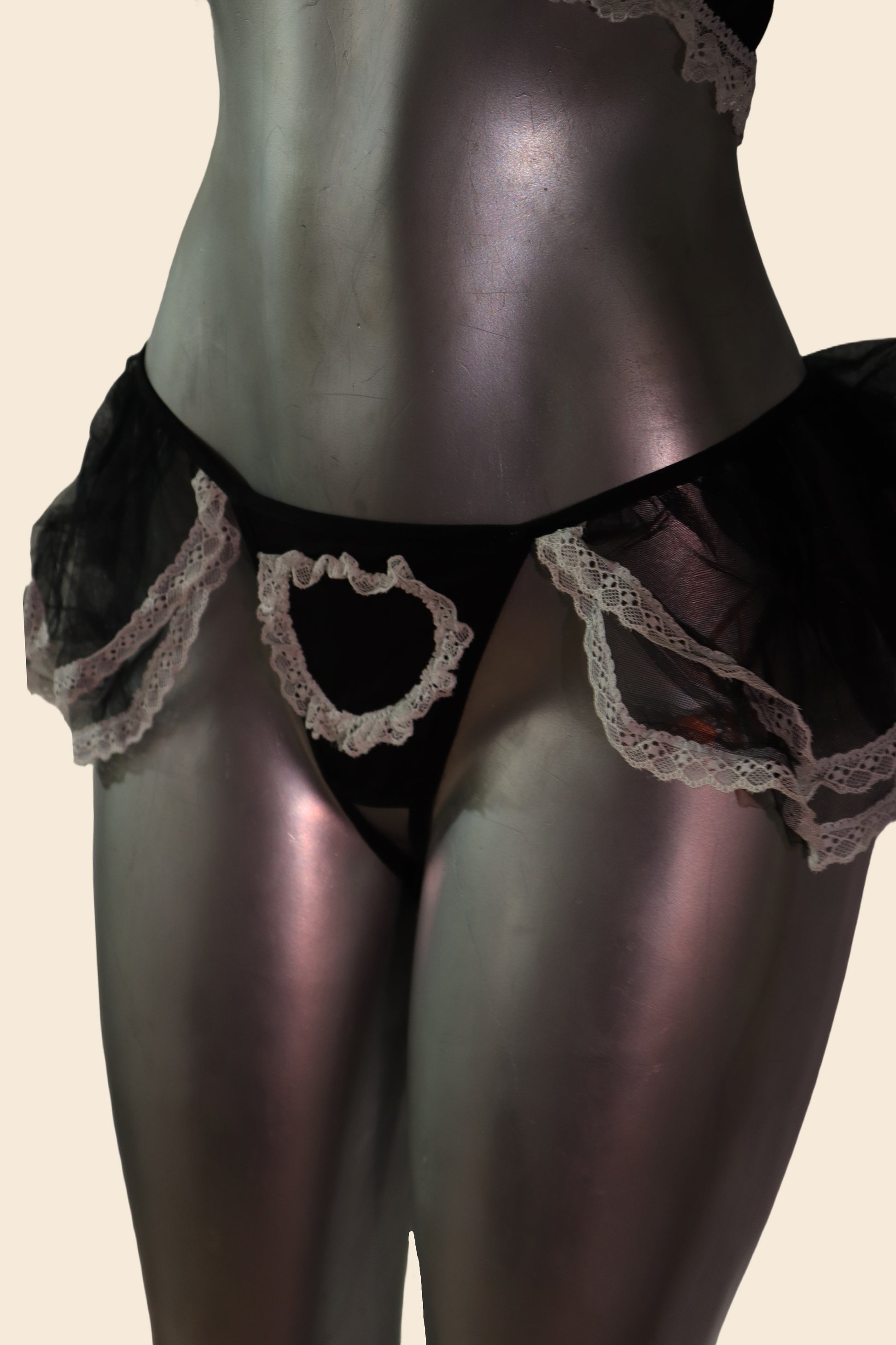 Detalle del panty y falda corta con encaje del disfraz de mucama, color negro - Lunatik