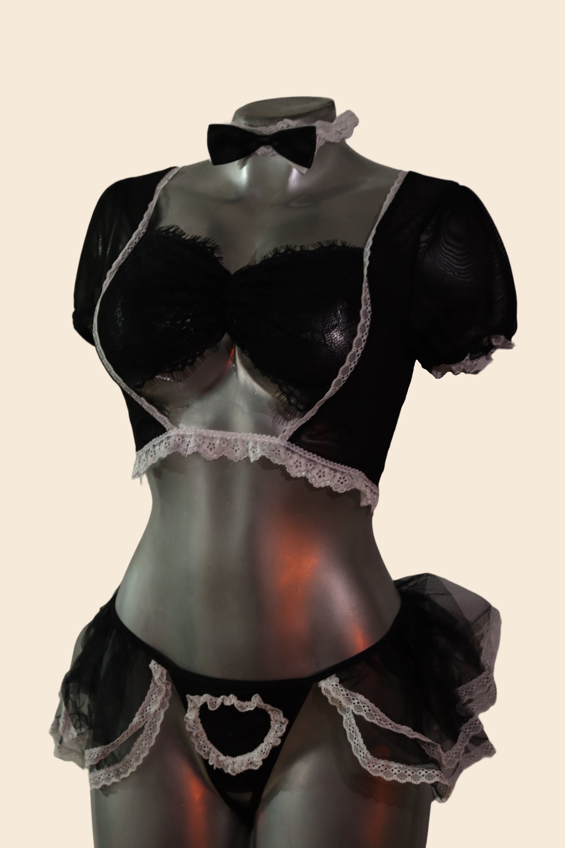 Disfraz de mucama en lencería con encaje y falda corta, color negro, vista frontal - Lunatik