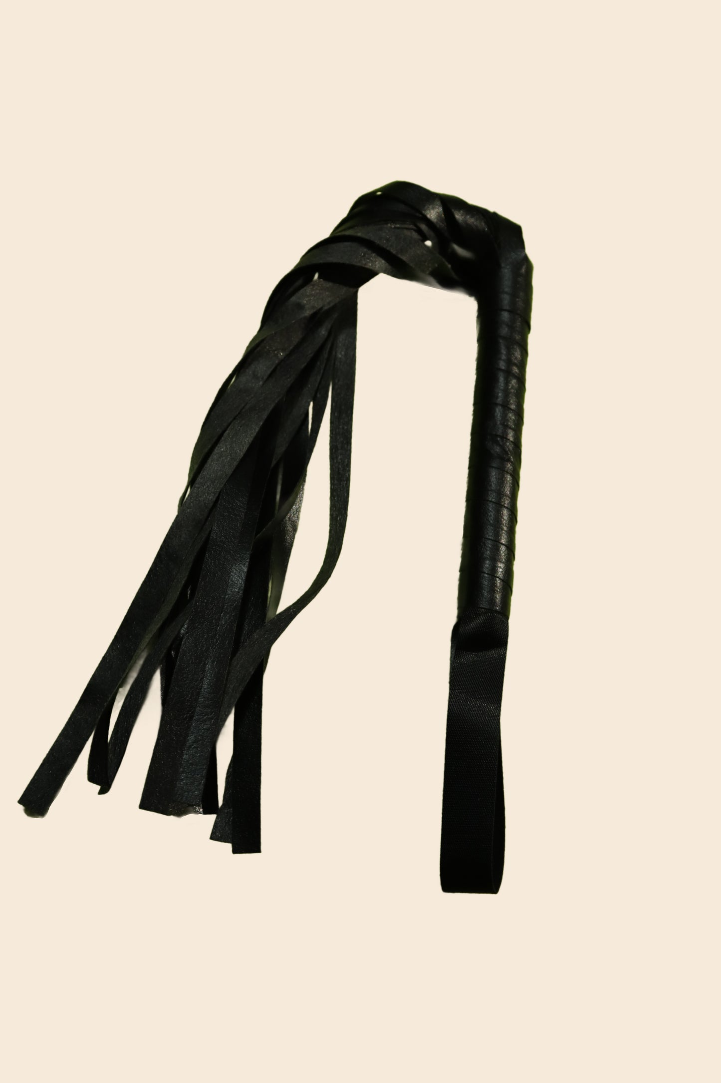 Látigo tipo flogger BDSM negro con tiras y mango firme - Lunatik