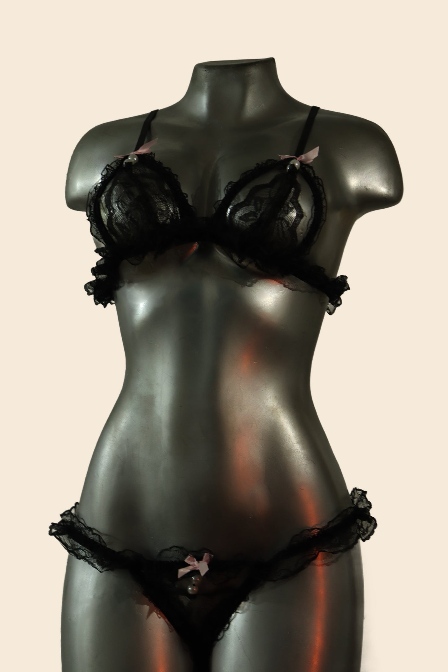 Lenceria negra encaje con perlas y moños