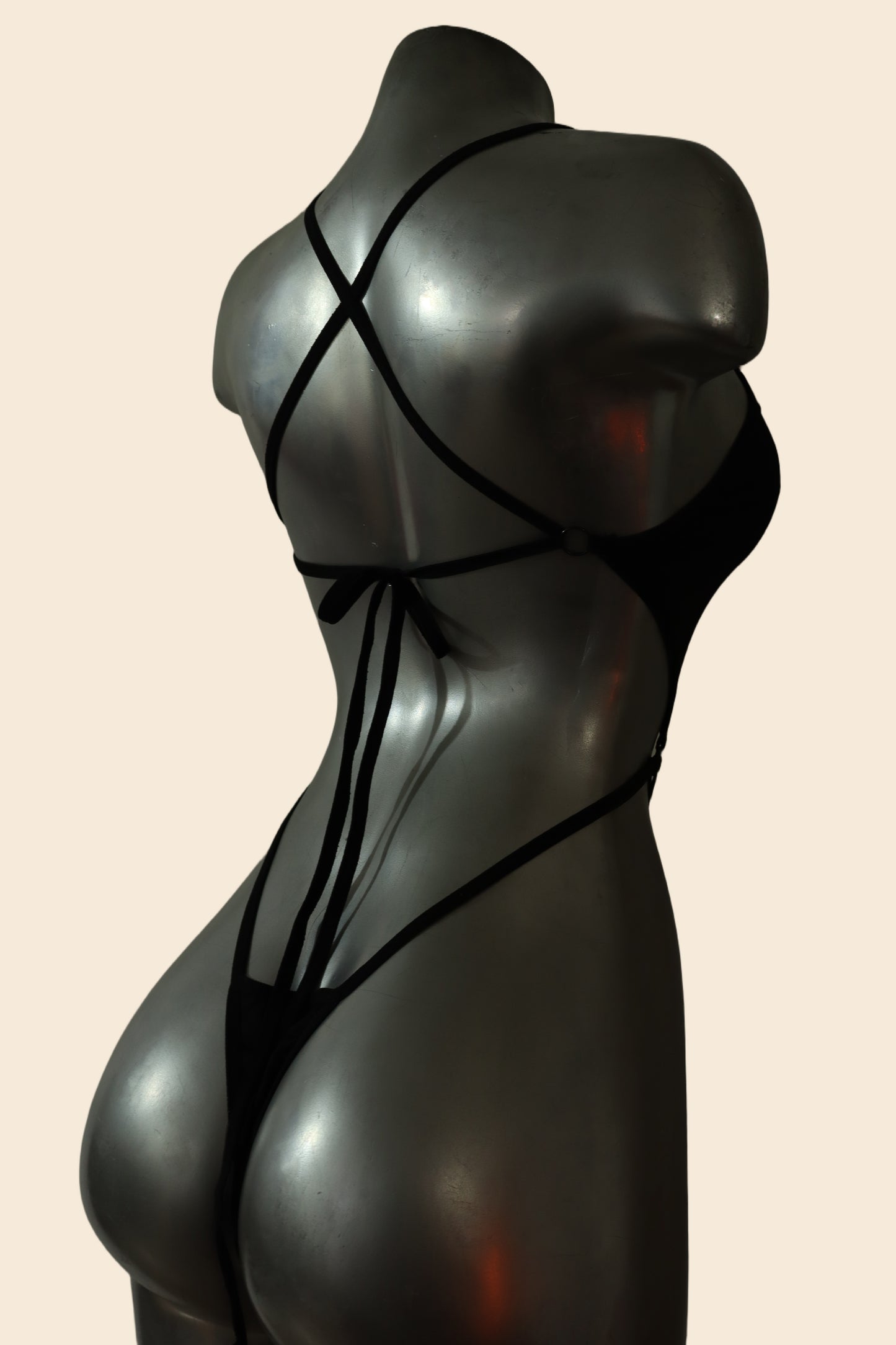 lunatik-body-negro-abertura-frontal-tiras-cruzadas-espalda